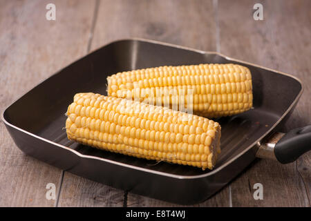 Due corn sui tutoli pronti per essere cucinati Foto Stock