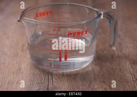 Vetro Pyrex 1 litro caraffa graduata Foto stock - Alamy