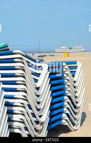 Sedie a sdraio in spiaggia da olandesi IJmuiden Foto Stock