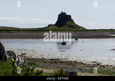 Guardando verso Lindisfarne Castle dal porto dell'isola di Lindisfarne (Isola Santa), a nord-est dell' Inghilterra. Foto Stock