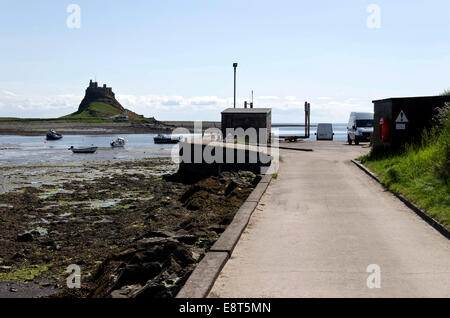 Guardando verso Lindisfarne Castle dal porto dell'isola di Lindisfarne (Isola Santa), a nord-est dell' Inghilterra. Foto Stock