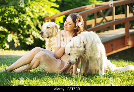 Attraente dama con due cani Foto Stock