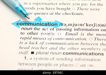 La parola 'Comunicazione' evidenziato in blu su un dizionario e penna a sfera. Foto Stock