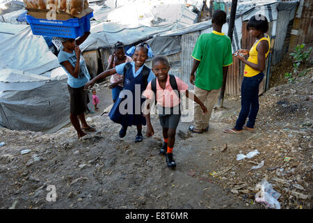 Fratello e Sorella in uniforme scolastica sulla strada per la scuola, Camp Icare per rifugiati di terremoto, Fort National, Port-au-Prince Foto Stock
