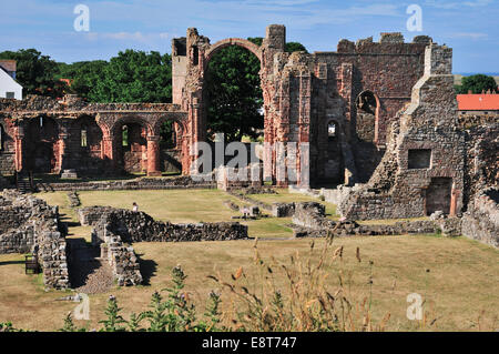 Le rovine del monastero benedettino di Lindisfarne, Lindisfarne in Northumbria, England, Regno Unito Foto Stock