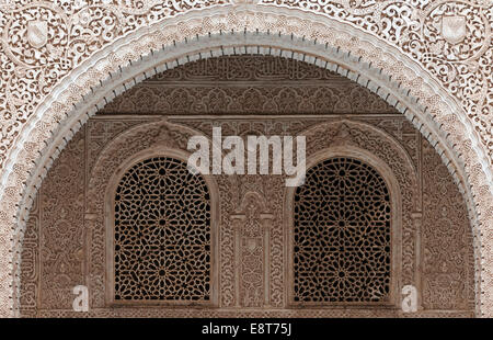 Ornata di rilievi moresca di decorare la parete e la finestra arcate al Nasrid Palace, Alhambra, Patrimonio Mondiale dell UNESCO Foto Stock