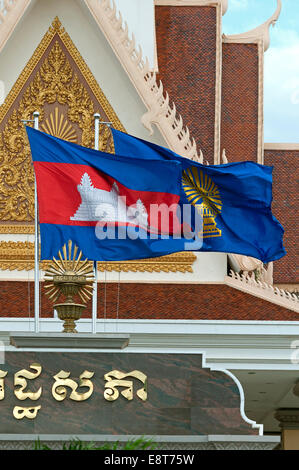 Bandiera nazionale e la bandiera del Parlamento al di fuori del gruppo nazionale di edificio, sede del parlamento della Cambogia Foto Stock