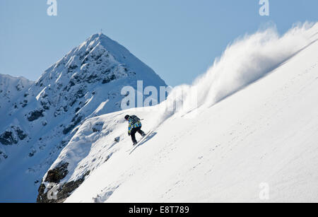 Con rifiniture, snowboarder, discendente di fronte Standkopf montagna, Sagtaler Spitze montagna Valle Alpbach, Alpi di Kitzbühel Foto Stock