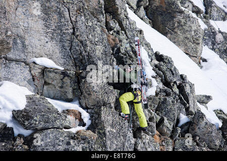 Sciatore Freeride il crescente Winterklettersteig arrampicata, Arlberg, Verwall Gruppo, Tirolo del nord, Austria Foto Stock