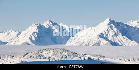 Montagne Karwendel, paesaggio invernale visto da Wiedersbergerhorn Mountain Inn Valley riempito di nebbia, Tirolo del nord, Austria Foto Stock