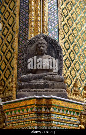 Statua del Buddha di fronte al Mondop, una biblioteca di Wat Phra Kaeo tempio, il Grand Palace, Bangkok, Thailandia Foto Stock