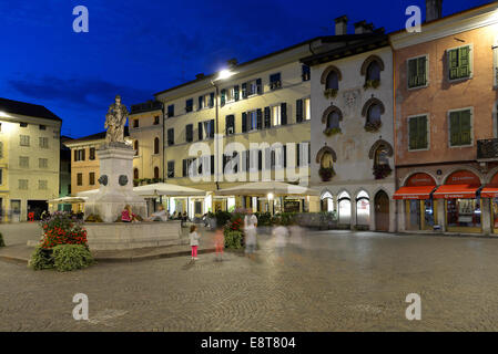 Italia Friuli M.B. Cividale Piazza Diacono, al centro la fontana con al culmina la statua di Diana cacciatrice | Italia Friuli Ve Foto Stock