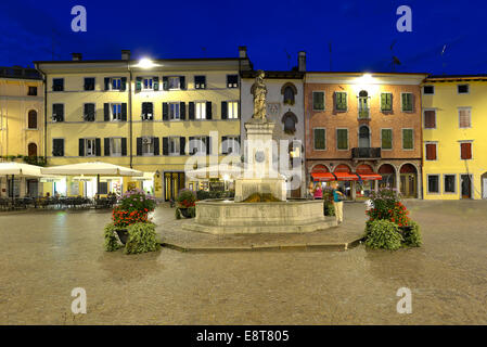 Italia Friuli M.B. Cividale Piazza Diacono, al centro la fontana con al culmina la statua di Diana cacciatrice | Italia Friuli Ve Foto Stock