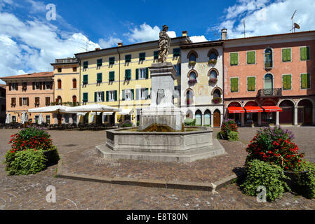 Italia Friuli M.B. Cividale Piazza Diacono, al centro la fontana con al culmina la statua di Diana cacciatrice | Italia Friuli Ve Foto Stock