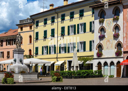 Italia Friuli M.B. Cividale Piazza Diacono, al centro la fontana con al culmina la statua di Diana cacciatrice | Italia Friuli Ve Foto Stock