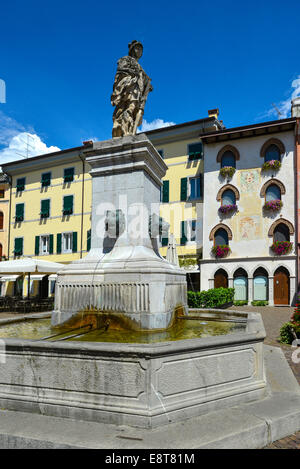 Italia Friuli M.B. Cividale Piazza Diacono, al centro la fontana con al culmina la statua di Diana cacciatrice | Italia Friuli Ve Foto Stock