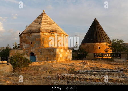 Türbes, tombe di Şehit Osman, città di Bayburt, la regione del Mar Nero, Turchia Foto Stock
