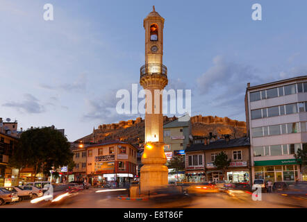 La torre dell orologio e un castello città di Bayburt, la regione del Mar Nero, Turchia Foto Stock