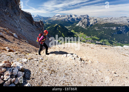 Scalatore sulla Kreuzkofelscharte, salita al Heiligkreuzkofel oltre l'Heiligkreuzkofelsteig nel parco naturale Foto Stock