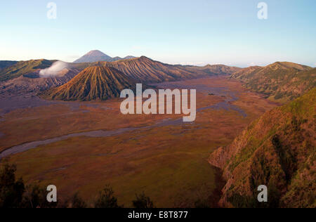 Monte Bromo, fumatori, Monte Batok, destro, montare Kursi e il Monte Gunung Semeru sul retro, vulcani, Bromo-Tengger-Semeru Foto Stock