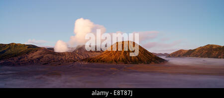 Monte Bromo, fumatori, Monte Batok, destro, montare Kursi e il Monte Gunung Semeru sul retro, vulcani, Bromo-Tengger-Semeru Foto Stock