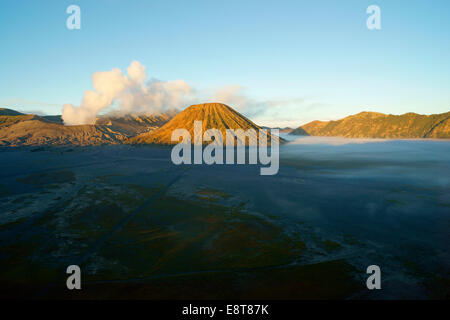 Monte Bromo, fumatori, Monte Batok, destro, montare Kursi e il Monte Gunung Semeru sul retro, vulcani, Bromo-Tengger-Semeru Foto Stock