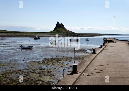 Guardando verso Lindisfarne Castle dal porto dell'isola di Lindisfarne (Isola Santa), a nord-est dell' Inghilterra. Foto Stock