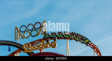 Olympia Looping divertente giro con 5 loopings, Oktoberfest a Monaco di Baviera, Baviera, Baviera, Germania Foto Stock