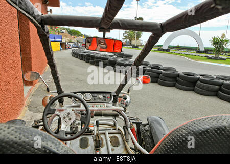 Un off road red rusty buggie parcheggiato su un circuito karting Foto Stock