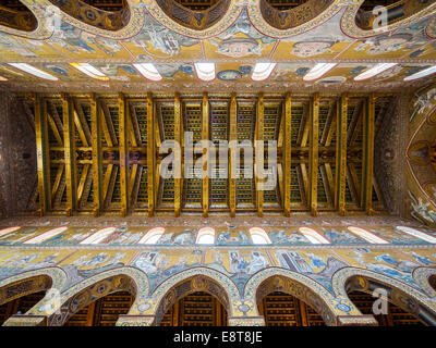 Ornato soffitto in legno nella navata centrale del Duomo di Monreale o Santa Maria Nuova, Monreale, sicilia, Italia Foto Stock