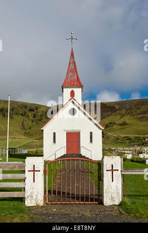 Reyniskirkja, chiesa sulla spiaggia Reynisfjara vicino a Vík í Mýrdal, South Coast, Islanda Foto Stock