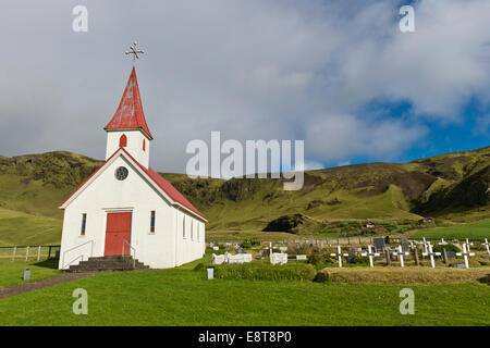 Reyniskirkja, chiesa sulla spiaggia Reynisfjara vicino a Vík í Mýrdal, South Coast, Islanda Foto Stock