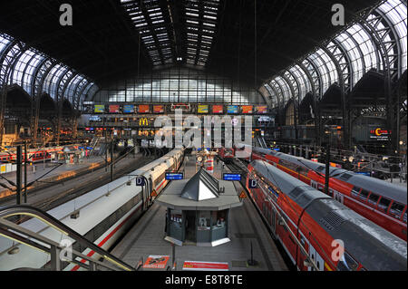 Concourse, Hamburg Hauptbahnhof stazione principale di Amburgo, Germania Foto Stock