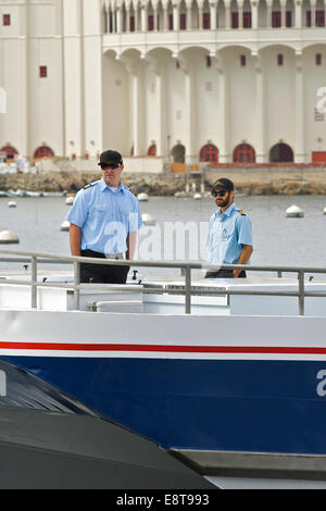 Deckhands sulla prua di un arrivo Catalina Express SeaCat In Avalon, Isola Catalina, California. Foto Stock