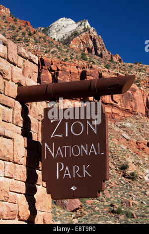 In prossimità del Parco Nazionale di Zion segno sul muro di pietra, Utah, Stati Uniti Foto Stock