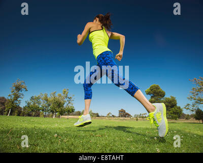 Razza mista donna jogging nel parco Foto Stock