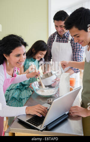 Famiglia di origine ispanica cottura in cucina Foto Stock