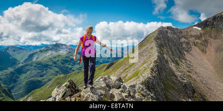 Ragazza caucasica escursioni sulle montagne rocciose Foto Stock