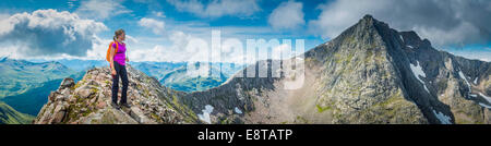 Ragazza caucasica escursioni sulle montagne rocciose Foto Stock