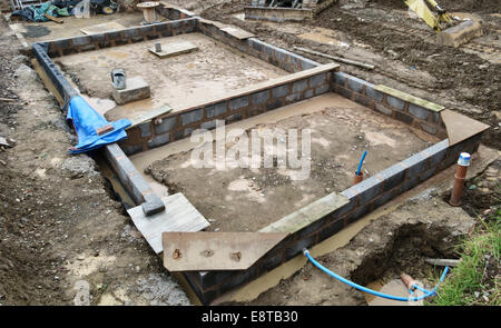 Fondazioni Breezeblock (fondazioni) per un nuovo edificio di garage, Regno Unito Foto Stock