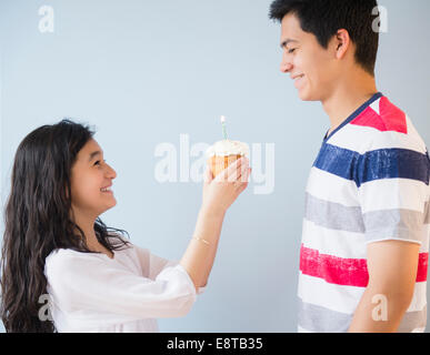 Ispanico fratello e sorella festeggia il compleanno con cupcake Foto Stock