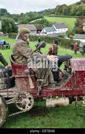 Un'auto sportiva da 60 HP con guida a catena Mercedes del 1903 fangosa all'annuale prova gallese del Vintage Sports-Car Club (Cwm Whitton, Knighton, Powys, Regno Unito) Foto Stock