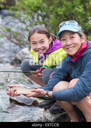Madre e figlia la pesca in fiume Foto Stock