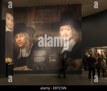 National Gallery di Londra, Regno Unito. 14 ottobre, 2014. Premere il tasto View - Rembrandt: opere tarde. L'autunno mostra promossa dalla Shell, in assoluto la prima esplorazione approfondita di Rembrandt finale di anni di pittura, in esecuzione dal 15 Ottobre 2014 - 18 gennaio 2015. Credito: Malcolm Park editoriale/Alamy Live News Foto Stock