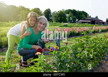 Nonna caucasica e nipote a caccia di fiori in agriturismo Foto Stock