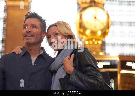 Coppia caucasica abbracciando in Grand Central Station, la città di New York, New York, Stati Uniti Foto Stock