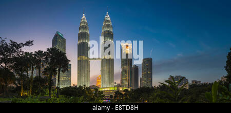 I grattacieli illuminati nella città di Kuala Lumpur, dello skyline di Kuala Lumpur in Malesia Foto Stock