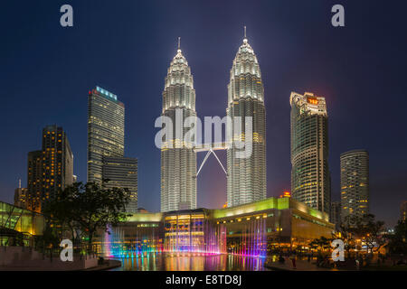 I grattacieli illuminati nella città di Kuala Lumpur, dello skyline di Kuala Lumpur in Malesia Foto Stock