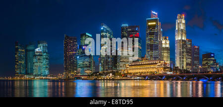 Grattacieli di Singapore dello skyline della città illuminata di notte, Singapore Foto Stock
