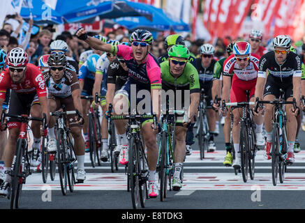 Pechino, Cina. Xiv oct, 2014. Vincitore della quinta tappa Modolo Sacha (anteriore) del team Lampre-Merida celebra dopo aver attraversato la linea di finitura durante la quinta tappa del Tour 2014 di Pechino corsa in bicicletta a Pechino Capitale della Cina, il 14 ottobre 2014. Credito: Zhang Yu/Xinhua/Alamy Live News Foto Stock